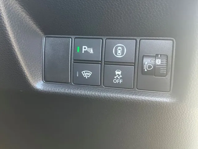 ホンダ　フィット　ｅ：ＨＥＶ　４ＷＤ