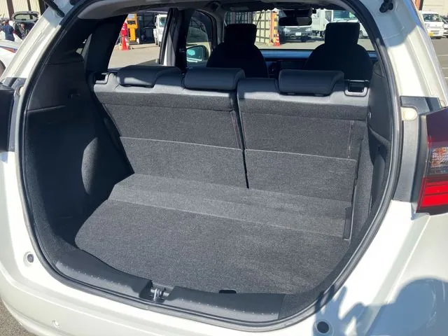 ホンダ　フィット　ｅ：ＨＥＶ　４ＷＤ