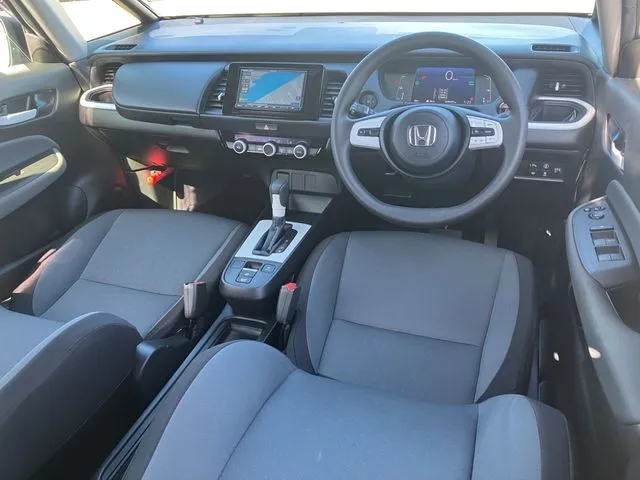 ホンダ　フィット　ｅ：ＨＥＶ　４ＷＤ