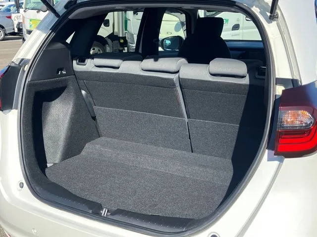 ホンダ　フィット　ｅ：ＨＥＶ　４ＷＤ