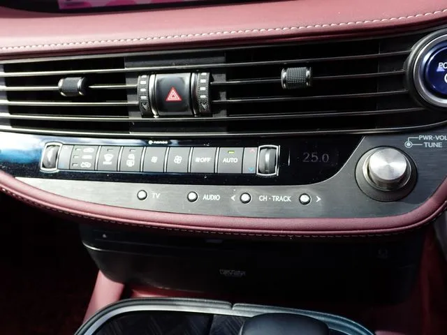 トヨタ　レクサス　ＬＳ５００ｈ　４ＷＤ