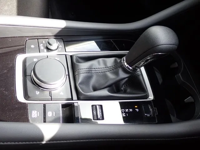 ＭＡＺＤＡ３　セダン（マツダ）の車両写真