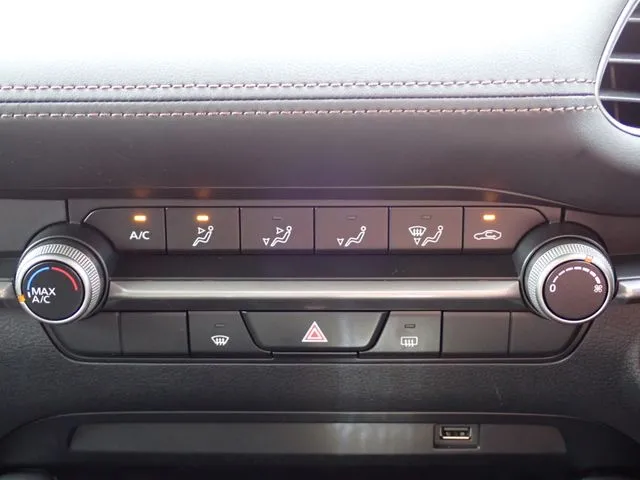 ＭＡＺＤＡ３　セダン（マツダ）の車両写真