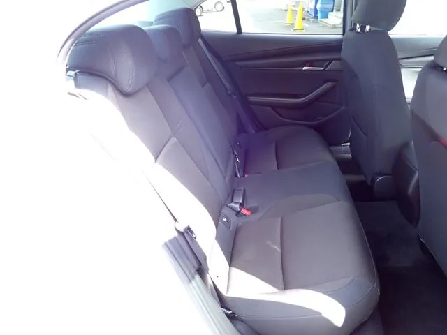 ＭＡＺＤＡ３　セダン（マツダ）の車両写真