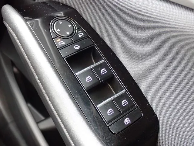 ＭＡＺＤＡ３　セダン（マツダ）の車両写真