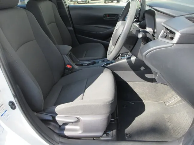 トヨタ　カローラ　ツーリング　ハイブリッド４ＷＤ