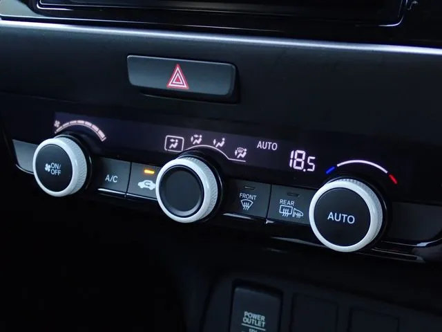 フィット　ｅ：ＨＥＶ　４ＷＤ（ホンダ）の車両写真