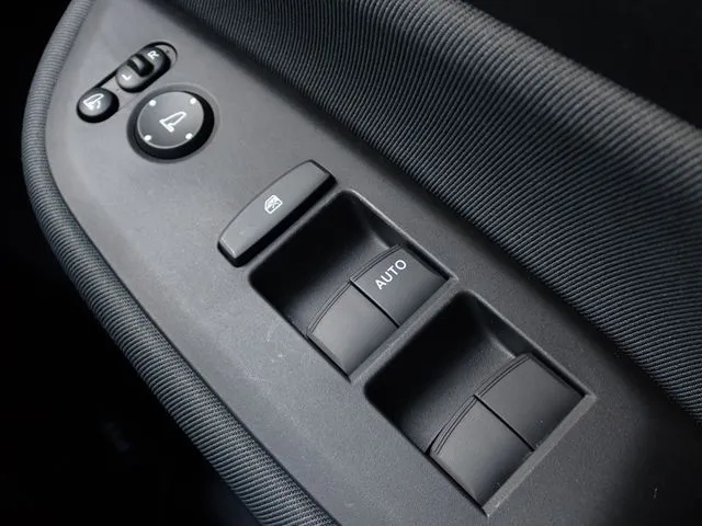 フィット　ｅ：ＨＥＶ　４ＷＤ（ホンダ）の車両写真