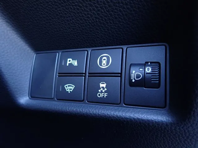 フィット　ｅ：ＨＥＶ　４ＷＤ（ホンダ）の車両写真