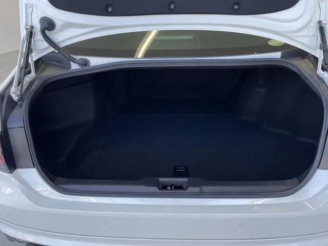 クラウン　セダン　ハイブリッド（トヨタ）の車両写真