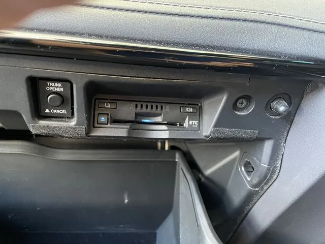 クラウン　セダン　ハイブリッド（トヨタ）の車両写真