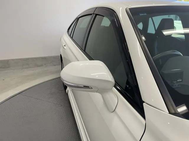 クラウン　セダン　ハイブリッド（トヨタ）の車両写真