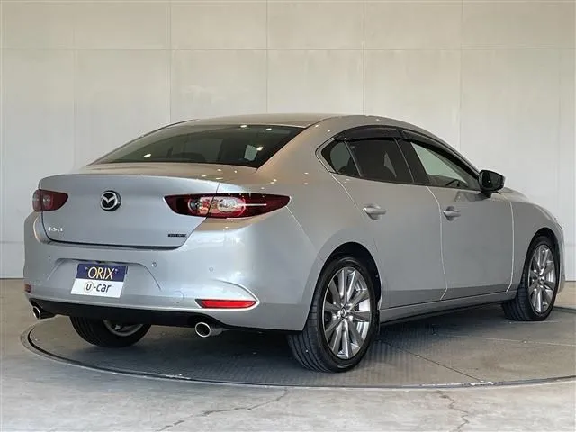 マツダ　ＭＡＺＤＡ３　セダン