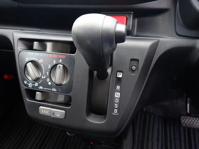 ダイハツ　ミラ　イース