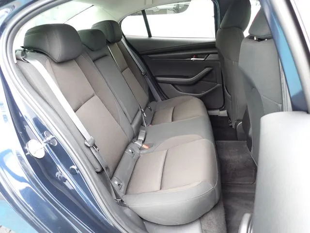 マツダ　ＭＡＺＤＡ３　セダン