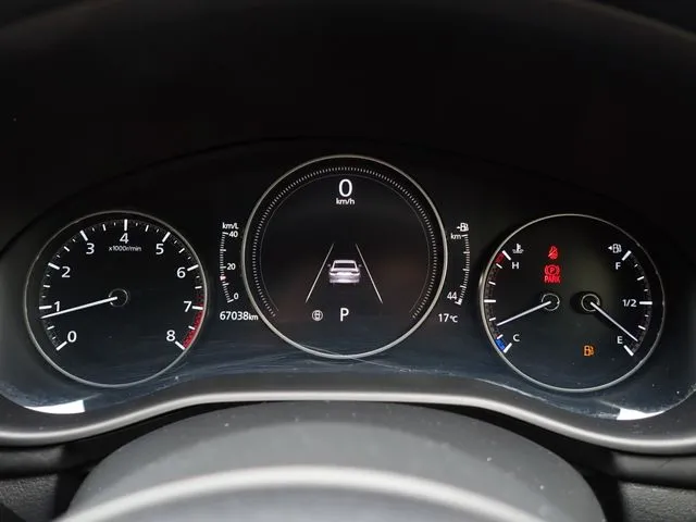 マツダ　ＭＡＺＤＡ３　セダン