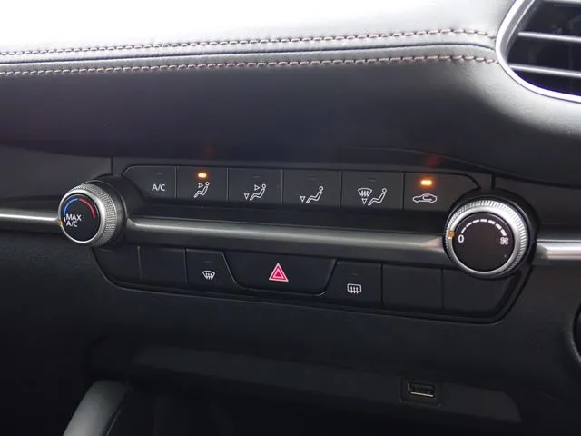 マツダ　ＭＡＺＤＡ３　セダン