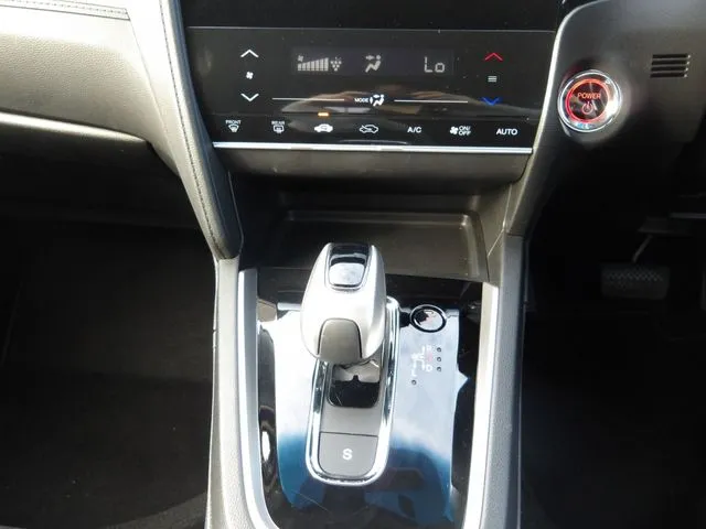 シャトル　ハイブリッド（ホンダ）の車両写真