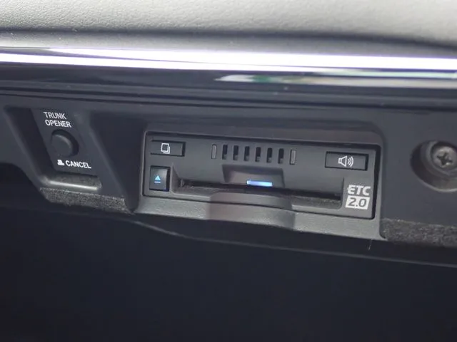 トヨタ　クラウン　セダン　ハイブリッド