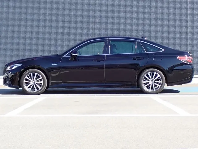 トヨタ　クラウン　セダン　ハイブリッド