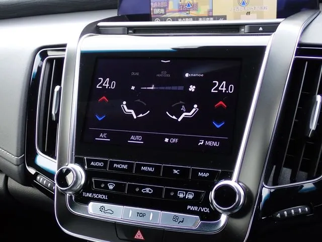 トヨタ　クラウン　セダン　ハイブリッド