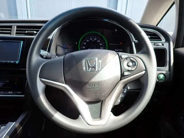 シャトル　ハイブリッド（ホンダ）の車両写真