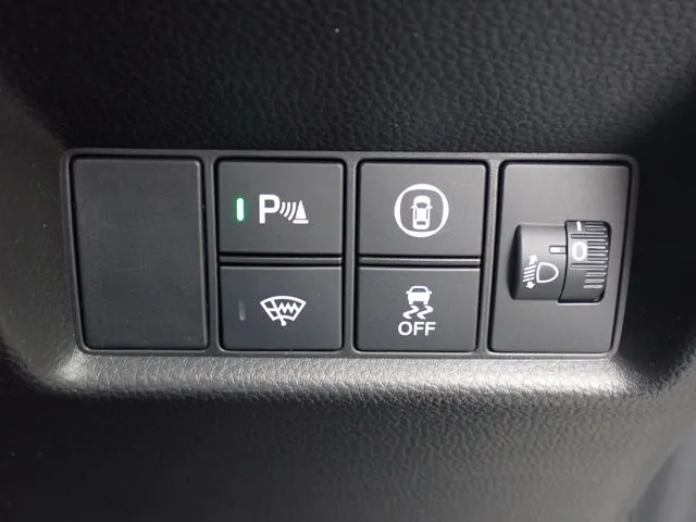 ホンダ　フィット　ｅ：ＨＥＶ　４ＷＤ