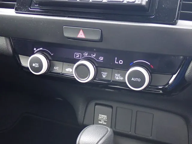 ホンダ　フィット　ｅ：ＨＥＶ　４ＷＤ