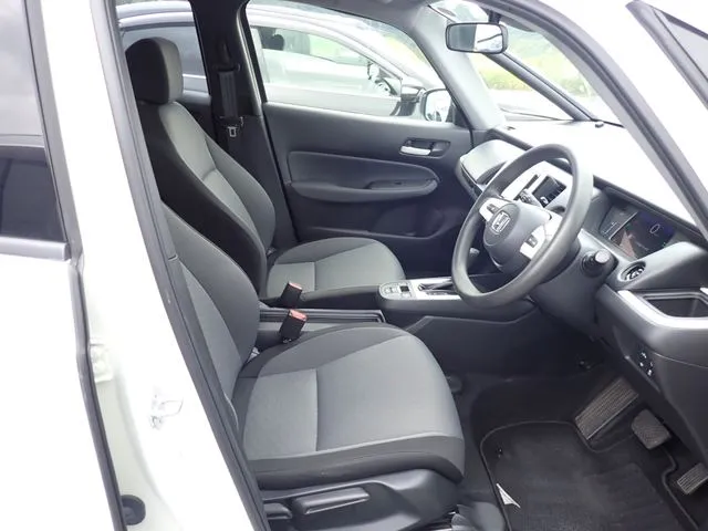 ホンダ　フィット　ｅ：ＨＥＶ　４ＷＤ