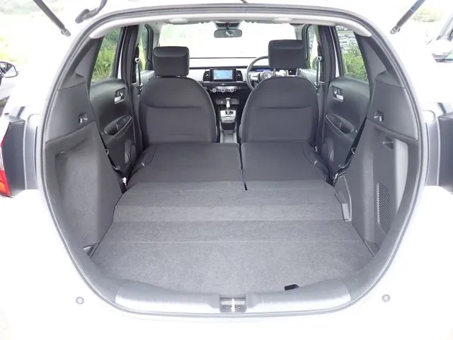 ホンダ　フィット　ｅ：ＨＥＶ　４ＷＤ