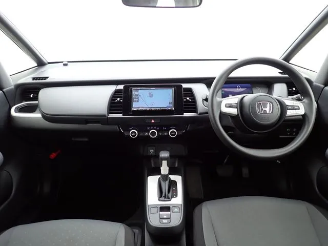 ホンダ　フィット　ｅ：ＨＥＶ　４ＷＤ