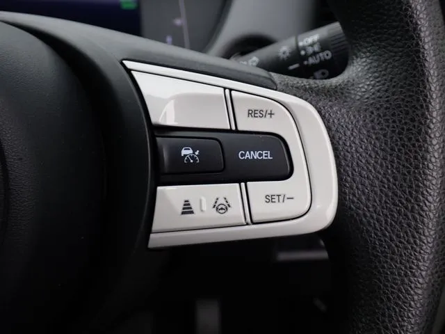 ホンダ　フィット　ｅ：ＨＥＶ　４ＷＤ