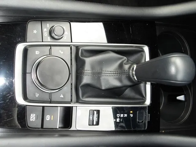 ＭＡＺＤＡ３　ファストバック（マツダ）の車両写真