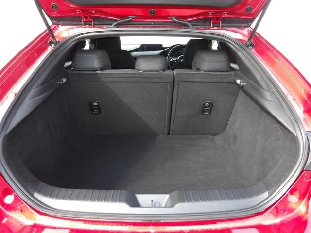 ＭＡＺＤＡ３　ファストバック（マツダ）の車両写真