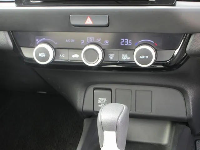 フィット　ｅ：ＨＥＶ　４ＷＤ（ホンダ）の車両写真