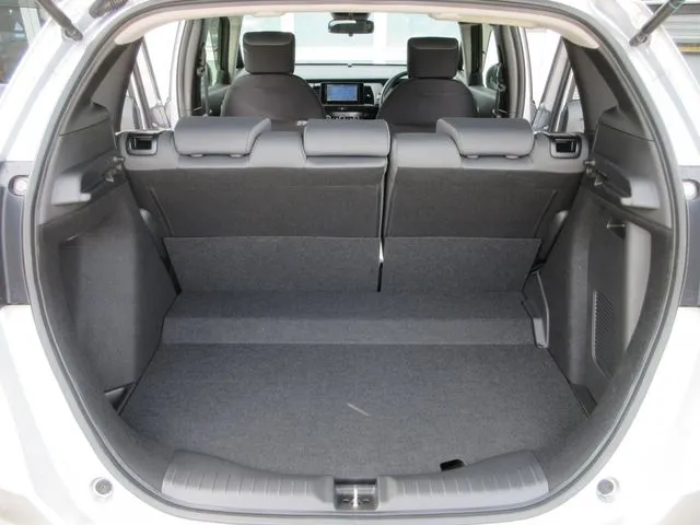 フィット　ｅ：ＨＥＶ　４ＷＤ（ホンダ）の車両写真