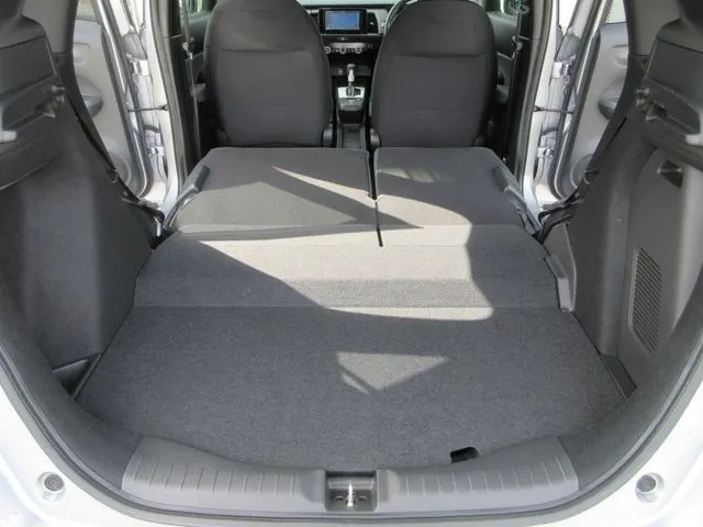 フィット　ｅ：ＨＥＶ　４ＷＤ（ホンダ）の車両写真