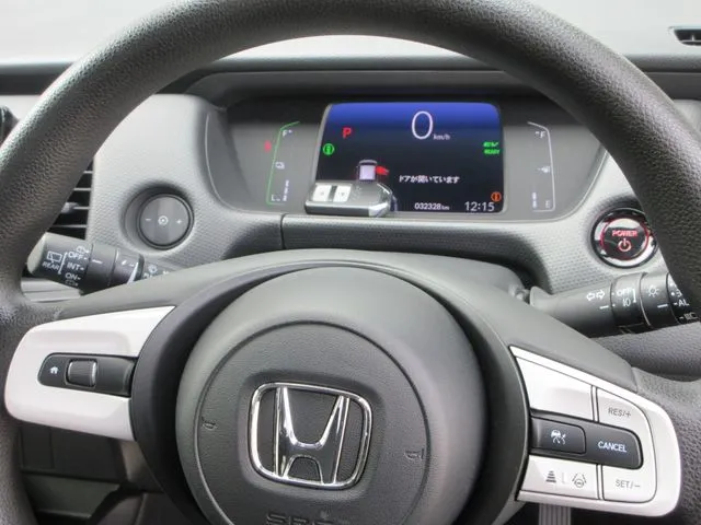 フィット　ｅ：ＨＥＶ　４ＷＤ（ホンダ）の車両写真