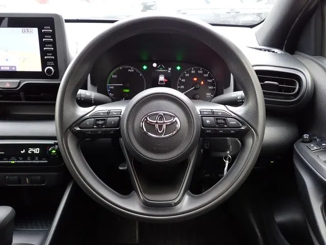 ヤリス ハイブリッド(トヨタ)の車両写真