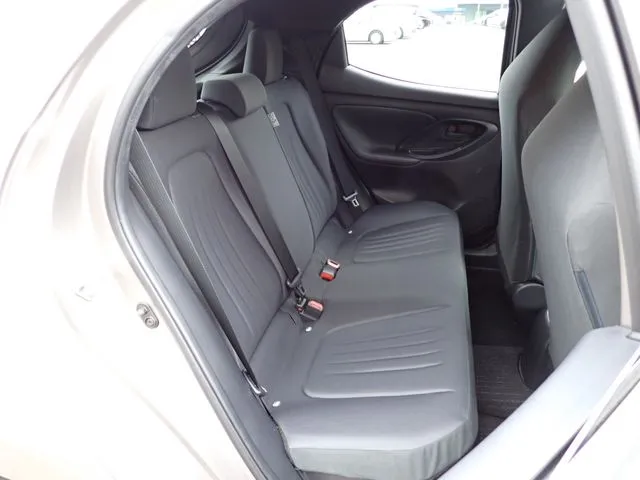 ヤリス ハイブリッド(トヨタ)の車両写真