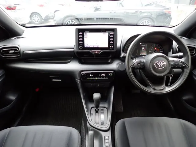 ヤリス ハイブリッド(トヨタ)の車両写真