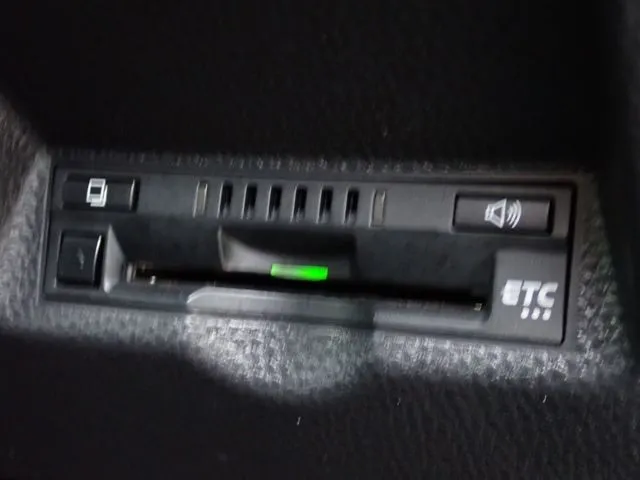 ヤリス ハイブリッド(トヨタ)の車両写真