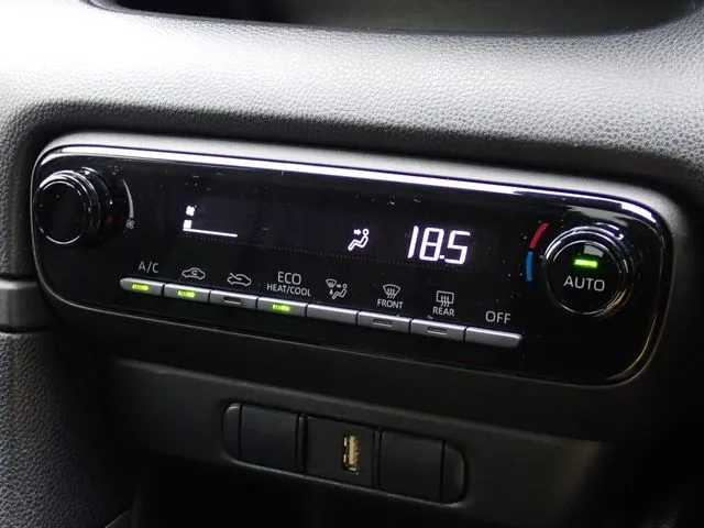 ヤリス ハイブリッド(トヨタ)の車両写真