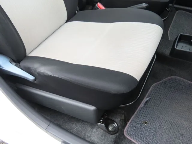 ミラ　イース（ダイハツ）の車両写真