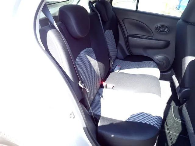 ニッサン　マーチ