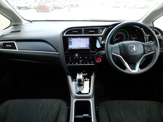 シャトル　ハイブリッド（ホンダ）の車両写真