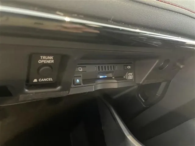 トヨタ　クラウン　セダン　ハイブリッド