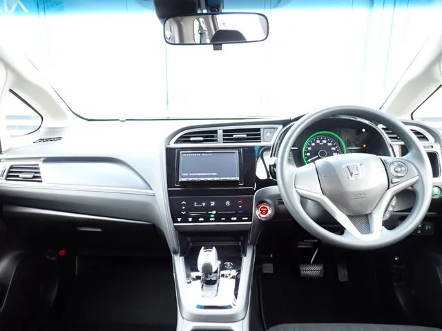 シャトル　ハイブリッド（ホンダ）の車両写真