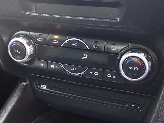 マツダ　アクセラ　セダン