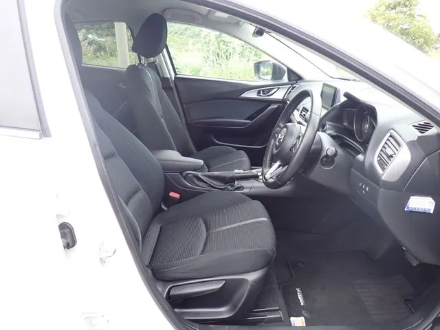 マツダ　アクセラ　セダン